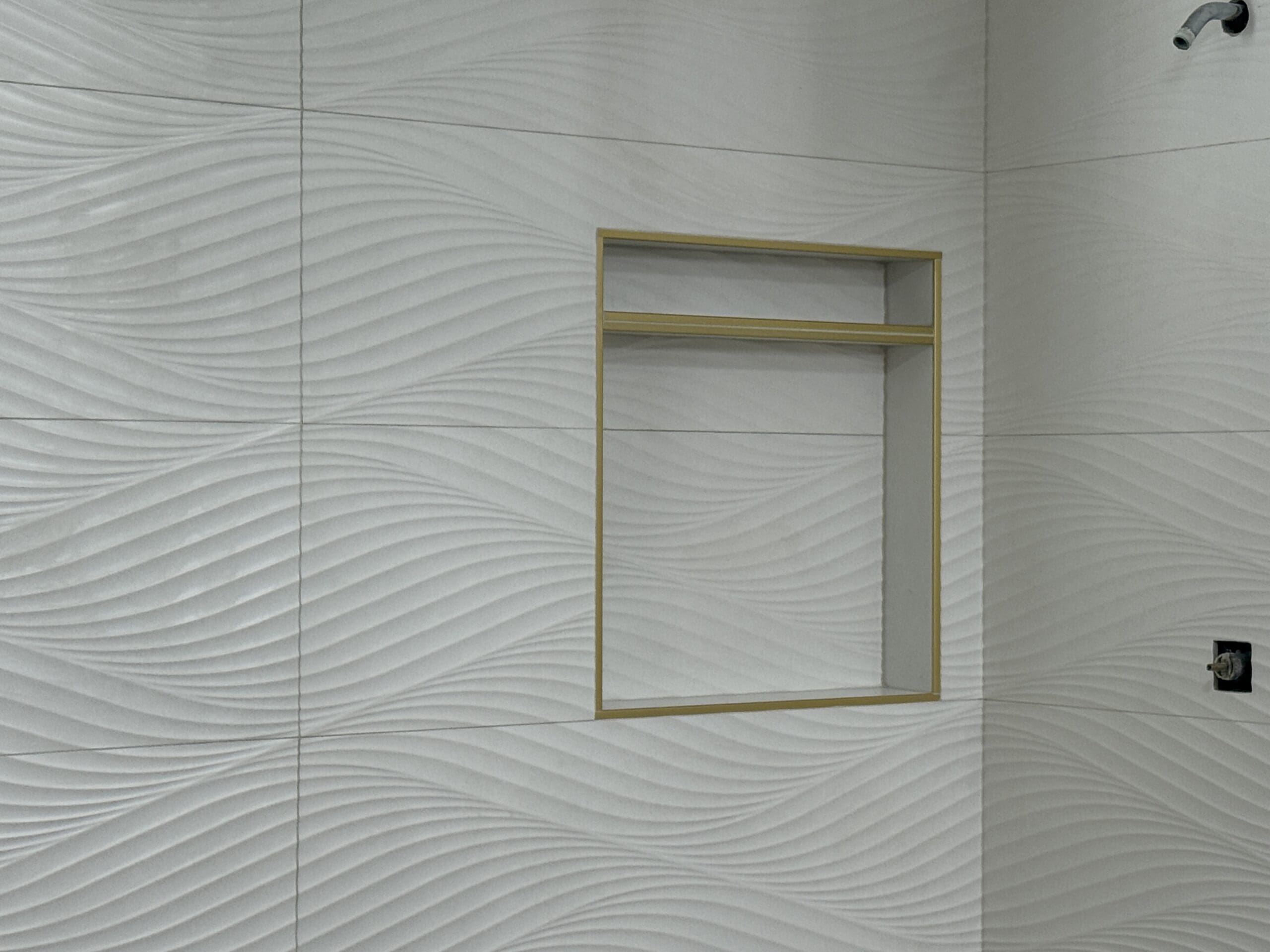 White 3D wave-textured tile wall with recessed niche