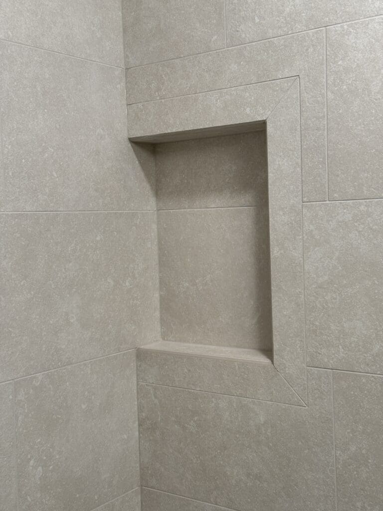 Large-format shower niche in soft beige porcelain